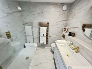 Shower room- click for photo gallery